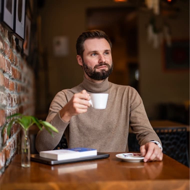 Piotr Koson przy kawie